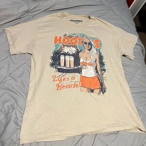 Hooters t shirt